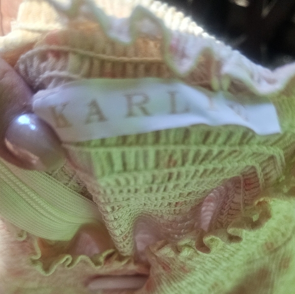 Karlie EUC Size Small Cream Floral Dress Hits A Knee PTP 18 - Picture 3 of 4